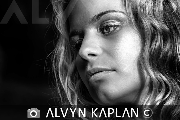 Photo portrait noir et blanc photos studio d'Harcourt photographe Alvyn Kaplan photoshoot Alodis Varsamía Alice